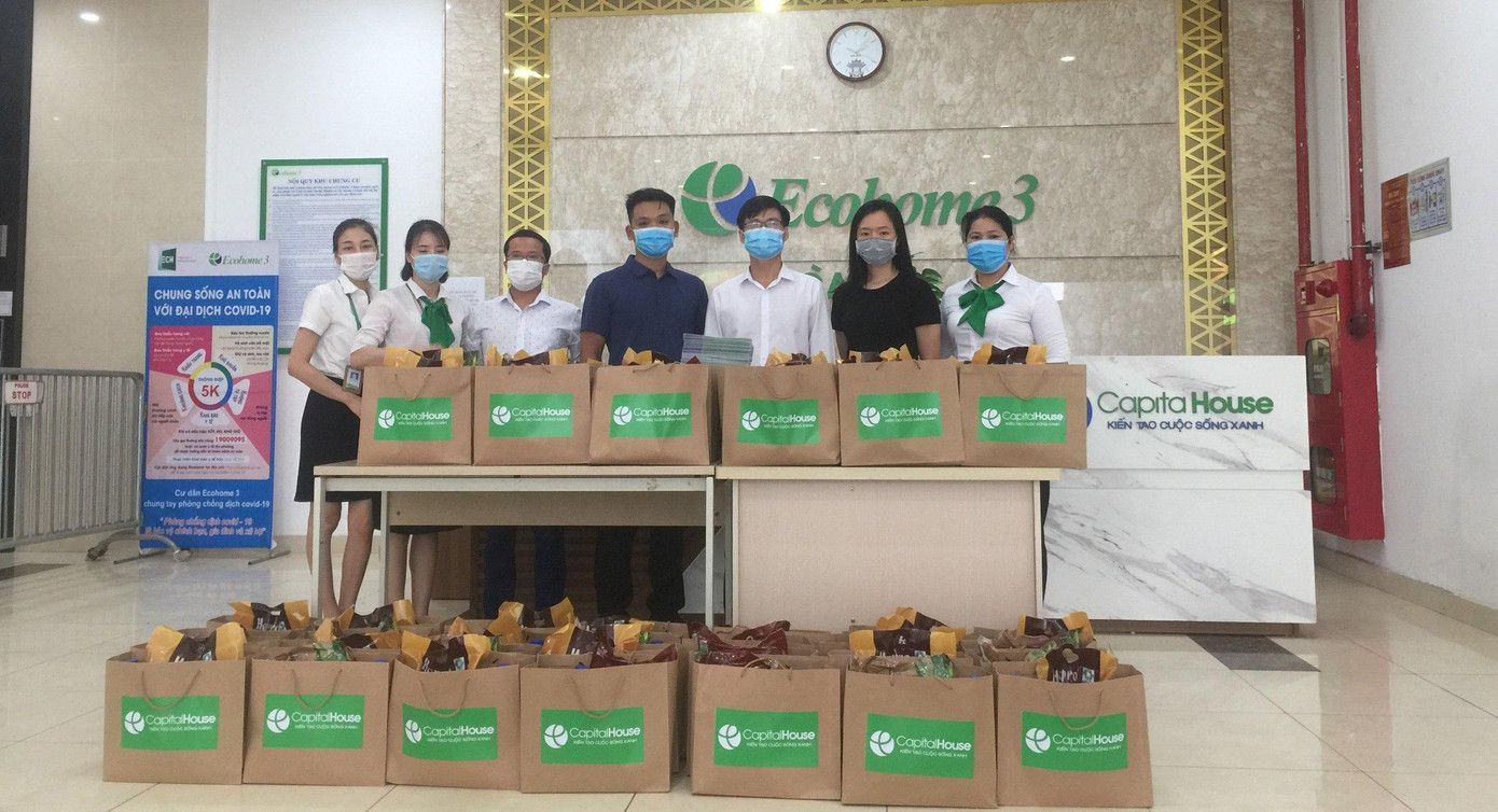Các phần quà của Capital House được đặt trước cửa các căn hộ bị ảnh hưởng bởi Covid-19 và cư dân tự nhận để đảm bảo an toàn cách ly.