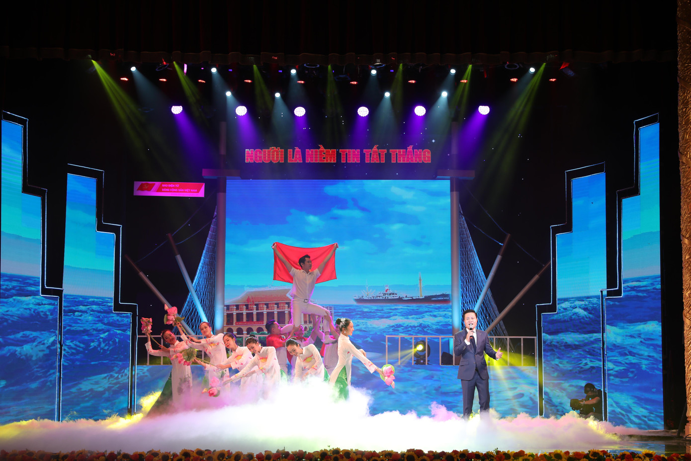 NSƯT Hoàng Tùng thể hiện ca khúc chủ đề của chương trình