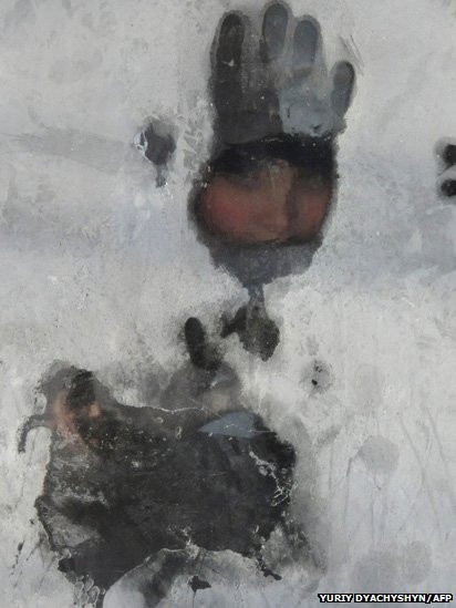 Hình ảnh một người đàn ông tại Ukraina qua lớp băng đá. Tính đến nay, trận giá rét lịch sử nhất châu Âu đã khiến khoảng 100 người thiệt mạng. Ảnh: BBC