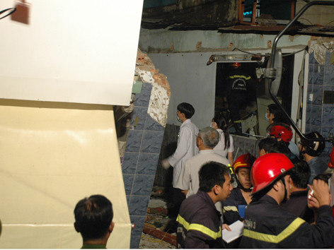 Lực lượng bác sĩ cấp cứu được điều động vào hiện trường khi phát hiện nạn nhân thứ 3 còn thoi thóp