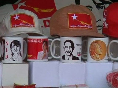 Những chiếc cốc có in hình ông Obama và bà Suu Kyi tại một cửa hiệu ở Yangon – Myanmar 