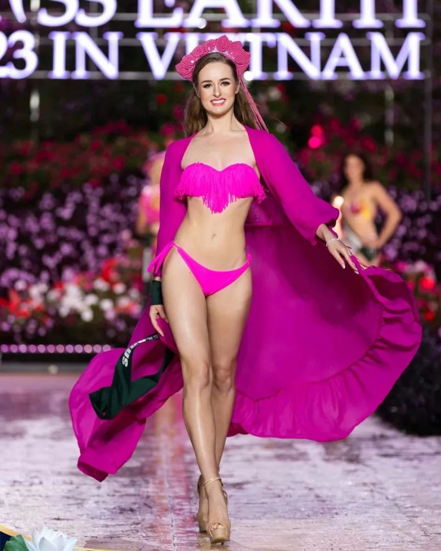 Năm 2023, Karyna Kisialiova đại diện Belarus sang Việt Nam tham dự Hoa hậu Trái Đất nhưng vẫn không giành được thành tích nào.