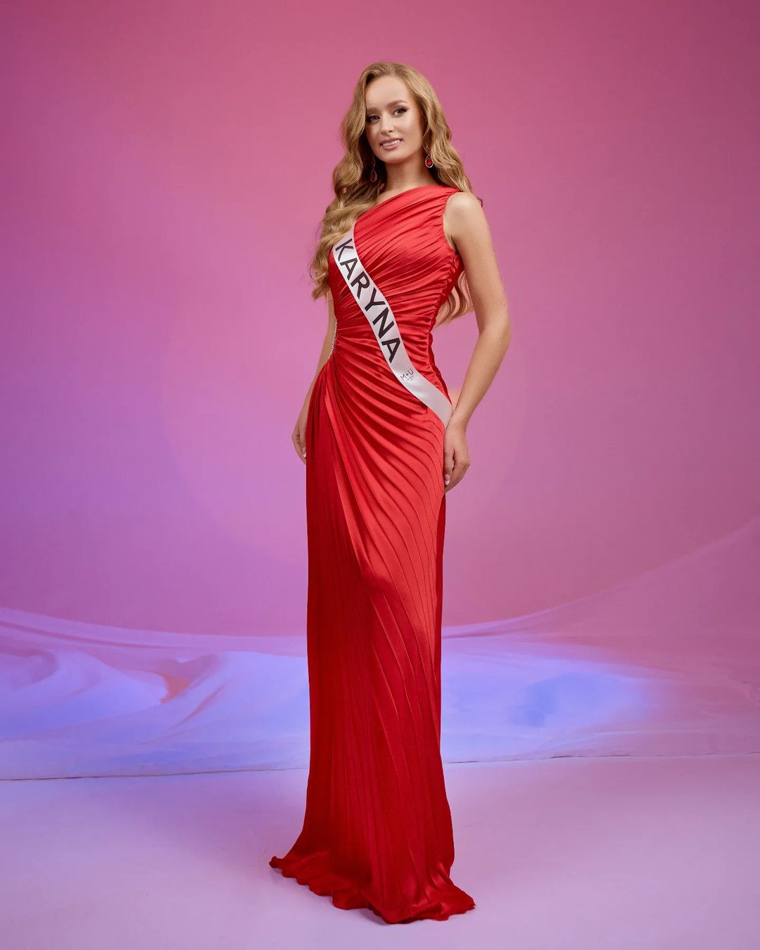 Người đẹp chia sẻ sau khi đăng quang: "Tôi hứa làm hết sức mình để đại diện cho đất nước Belarus xinh đẹp của chúng ta trên trường quốc tế. Tôi cam kết sử dụng cơ hội này để thúc đẩy các vấn đề xã hội quan trọng và truyền cảm hứng cho các cô gái trẻ theo đuổi ước mơ và đạt được mục tiêu".