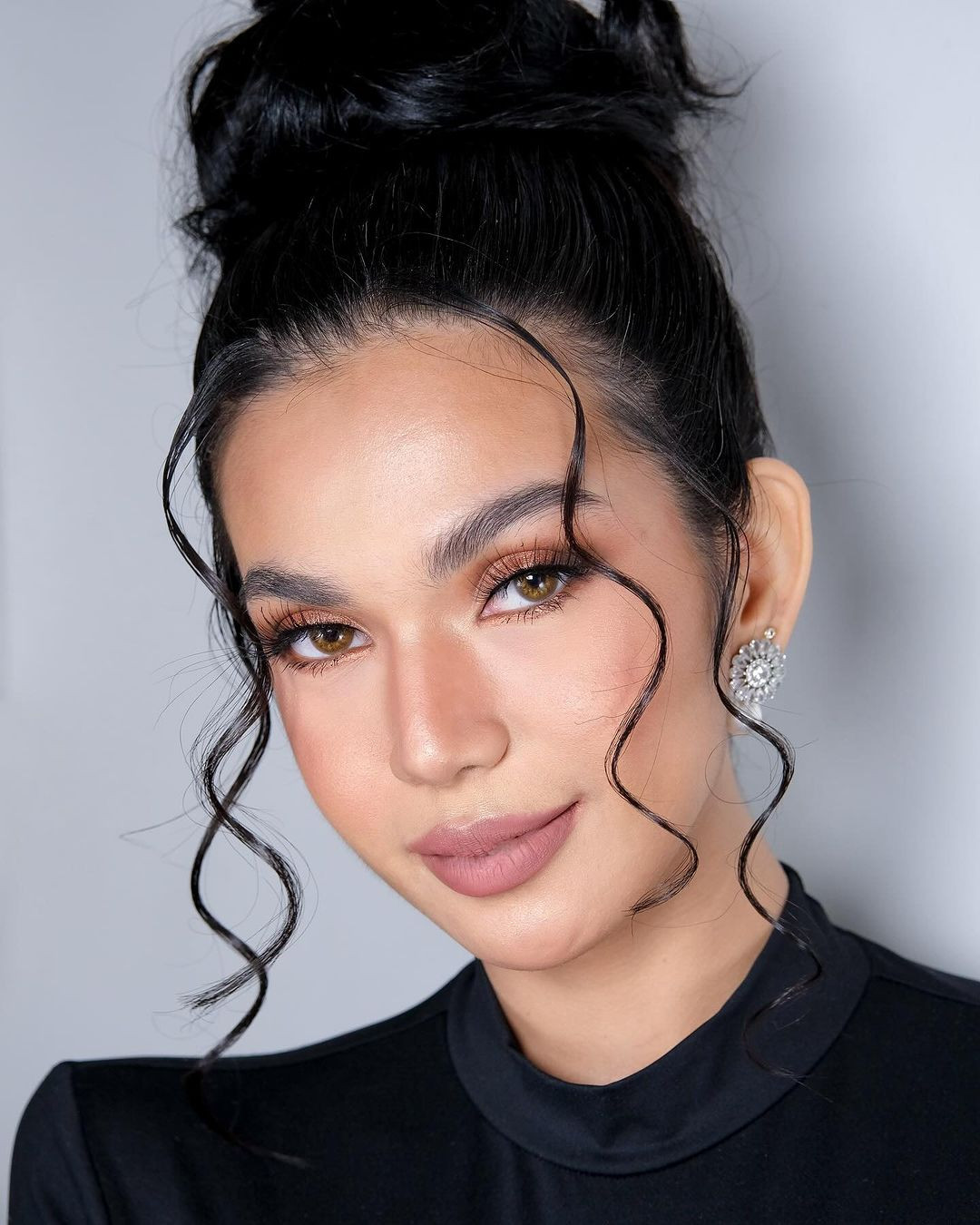 Năm 2023, đại diện Philippines tại Hoa hậu Hòa bình Quốc tế tổ chức ở Việt Nam là người đẹp Nikki de Moura nhưng phải ra về tay trắng khiến khán giả bất ngờ. Sau chung kết, ông Nawat - Chủ tịch cuộc thi tiết lộ cô không được gọi tên vào top 20 do có thái độ chảnh chọe, thiếu hợp tác. Những phát ngôn của ông Nawat khiến fan sắc đẹp Philippines nổi giận và giữa hai bên xảy ra mâu thuẫn. Ông Nawat cũng quyết định cắt bản quyền của Philippines.