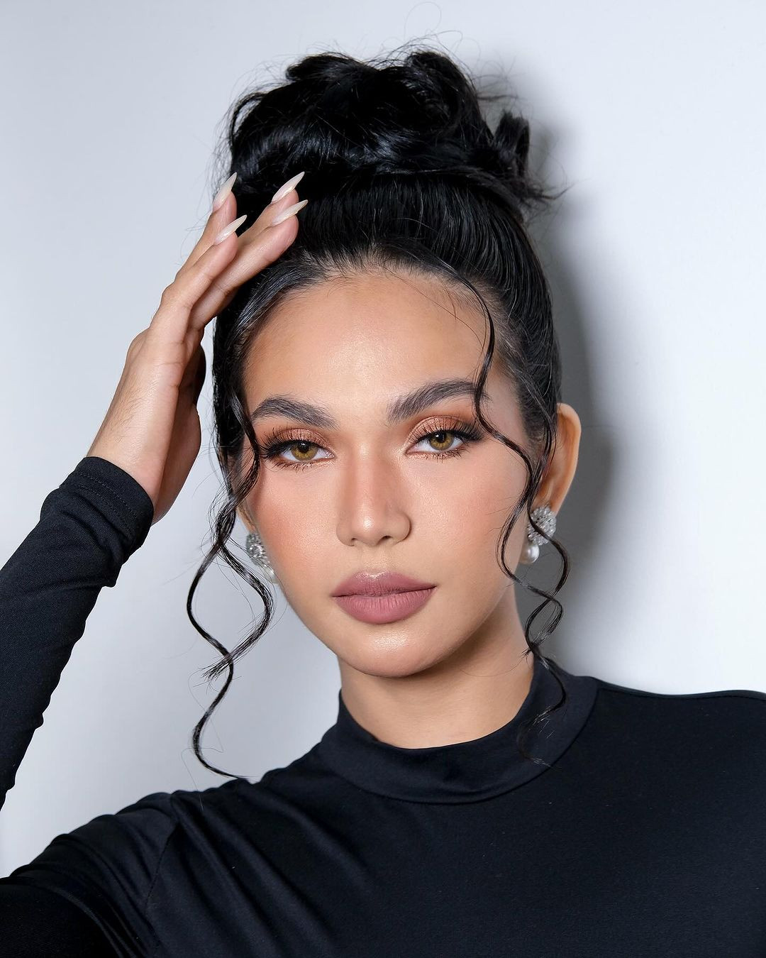 Năm 2023, đại diện Philippines tại Hoa hậu Hòa bình Quốc tế tổ chức ở Việt Nam là người đẹp Nikki de Moura nhưng phải ra về tay trắng khiến khán giả bất ngờ. Sau chung kết, ông Nawat - Chủ tịch cuộc thi tiết lộ cô không được gọi tên vào top 20 do có thái độ chảnh chọe, thiếu hợp tác. Những phát ngôn của ông Nawat khiến fan sắc đẹp Philippines nổi giận và giữa hai bên xảy ra mâu thuẫn. Ông Nawat cũng quyết định cắt bản quyền của Philippines.