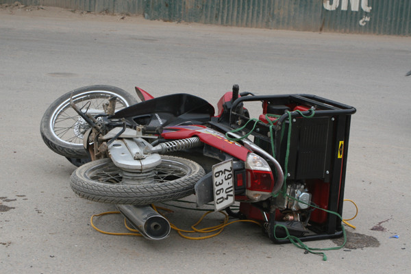 Chiếc xe Future đằng sau chở máy phát điện bị đổ xuống lòng đường