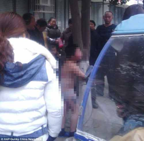 Cảnh tượng cậu bé đáng thương trần truồng bị bố đánh trong thời tiết lạnh giá khiến nhiều người qua đường phẫn nộ