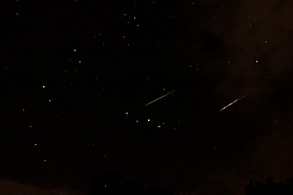 Trong đêm 12-8, mật độ sao băng dày đặc, có lúc lên tới 90-100 vệt/ giờ