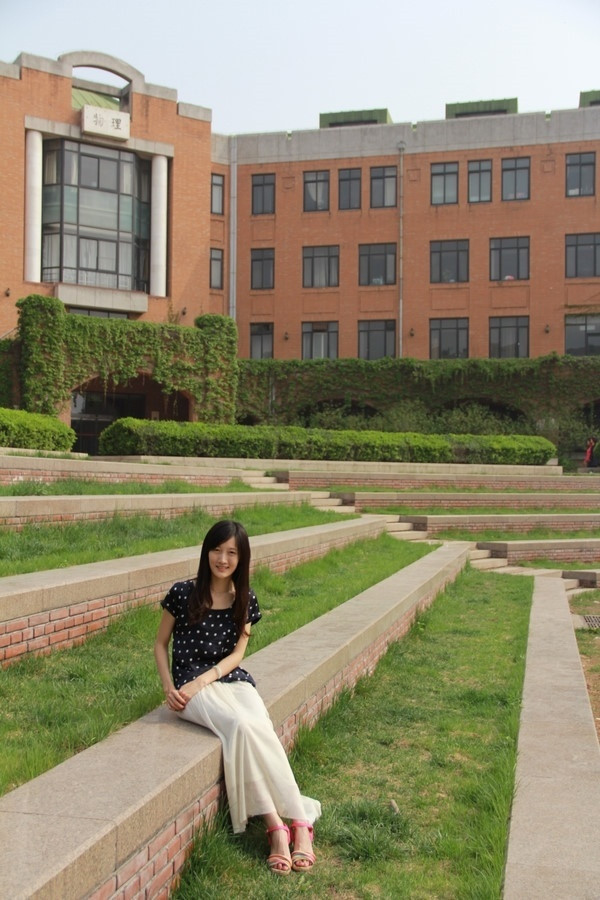 Luôn kín tiếng trước truyền thông nên hình ảnh về tiểu thư nhà Tập Cận Bình thường không có nhiều trên báo chí. Luôn kín tiếng trước truyền thông nên hình ảnh về tiểu thư nhà Tập Cận Bình thường không có nhiều trên báo chí