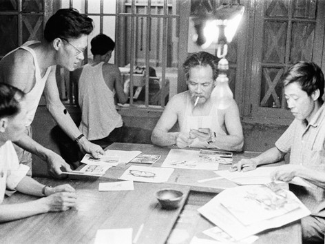 Tòa soạn báo Tiền Phong làm báo trong ngày 30/4/1975, từ trái sang phải: Phó Tổng Biên tập Đỗ Cao Đáng, Tổng Biên tập Đinh Văn Nam, Thư ký Mai Cát (người đang đánh máy), họa sỹ Tôn Đức Lượng, nhà báo Đặng Thạc Ảnh: Mai Nam