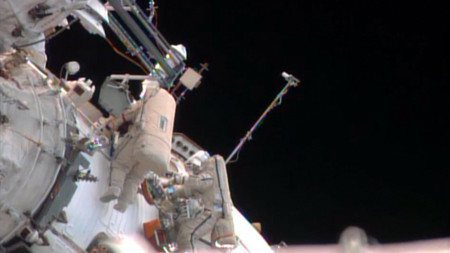 Phi hành gia người Nga Pavel Vinogradov, trái, và Roman Romanenko bước ra ngoài không gian từ trạm vũ trụ quốc tế (ISS) hôm 19/4. Ảnh AP/NASA