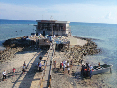 Đón quà từ đất liền