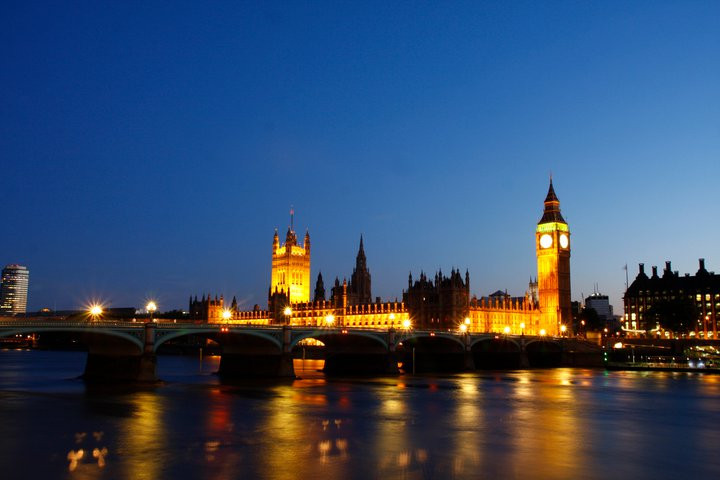 London đẹp như một bức tranh Tháp London qua mọi góc nhìn Dòng sông Thames yên bình London Eye - một trong những biểu tượng của London Big Ben trứ danh Cây cầu Golden Jubilee. Từ đây có thể dễ dàng thấy đc cả 2 biểu tượng của London là London Eye và Big Ben. Cây cầu Southpark lung linh trong ánh điện Cây cầu Westminster nổi tiếng Chiều tàn cuối đông Richmond Một góc nhỏ của Portobello London ấm áp sắc xuân với màu hồng tươi của hoa đào nở Sự bình yên bao trùm lên London khi màn đêm buông xuống Bắt gặp người nghệ sĩ đang say sưa với những giai điệu nhạc vào một chiều cuối đông.