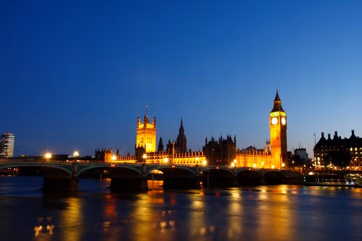 London đẹp như một bức tranh Tháp London qua mọi góc nhìn Dòng sông Thames yên bình London Eye - một trong những biểu tượng của London Big Ben trứ danh Cây cầu Golden Jubilee. Từ đây có thể dễ dàng thấy đc cả 2 biểu tượng của London là London Eye và Big Ben. Cây cầu Southpark lung linh trong ánh điện Cây cầu Westminster nổi tiếng Chiều tàn cuối đông Richmond Một góc nhỏ của Portobello London ấm áp sắc xuân với màu hồng tươi của hoa đào nở Sự bình yên bao trùm lên London khi màn đêm buông xuống Bắt gặp người nghệ sĩ đang say sưa với những giai điệu nhạc vào một chiều cuối đông.