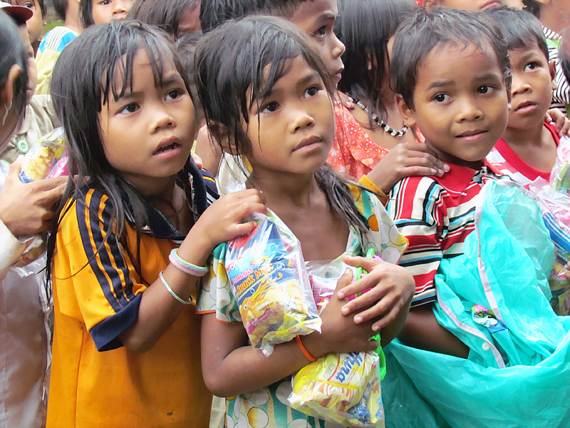 Các em nhỏ dân tộc Raglay ở Thành Sơn đội mưa đến trường dự hội trung thu 