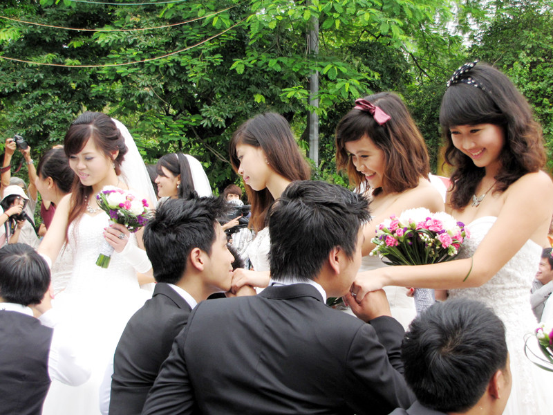 Các chàng trai thực hiện màn cầu hôn tập thể