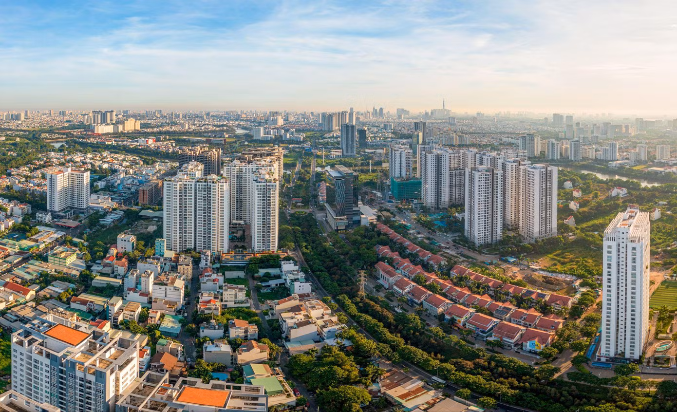 Giá bất động sản còn cao so với thu nhập của đa số người dân (Ảnh minh họa)