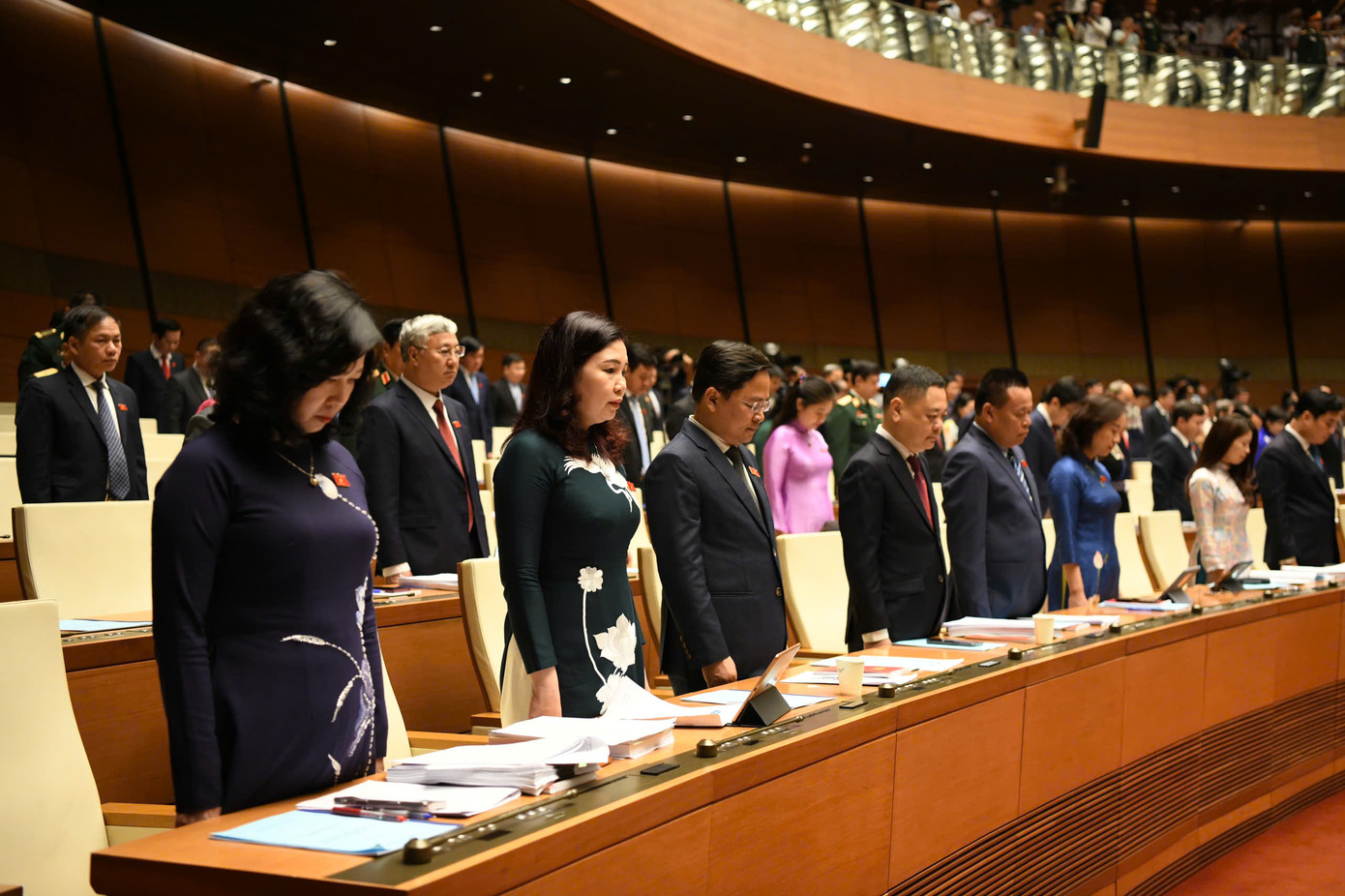 Các đại biểu dành phút mặc niệm đồng bào, chiến sĩ hi sinh, tử nạn trong đợt bão lũ vừa qua. Ảnh: Như Ý