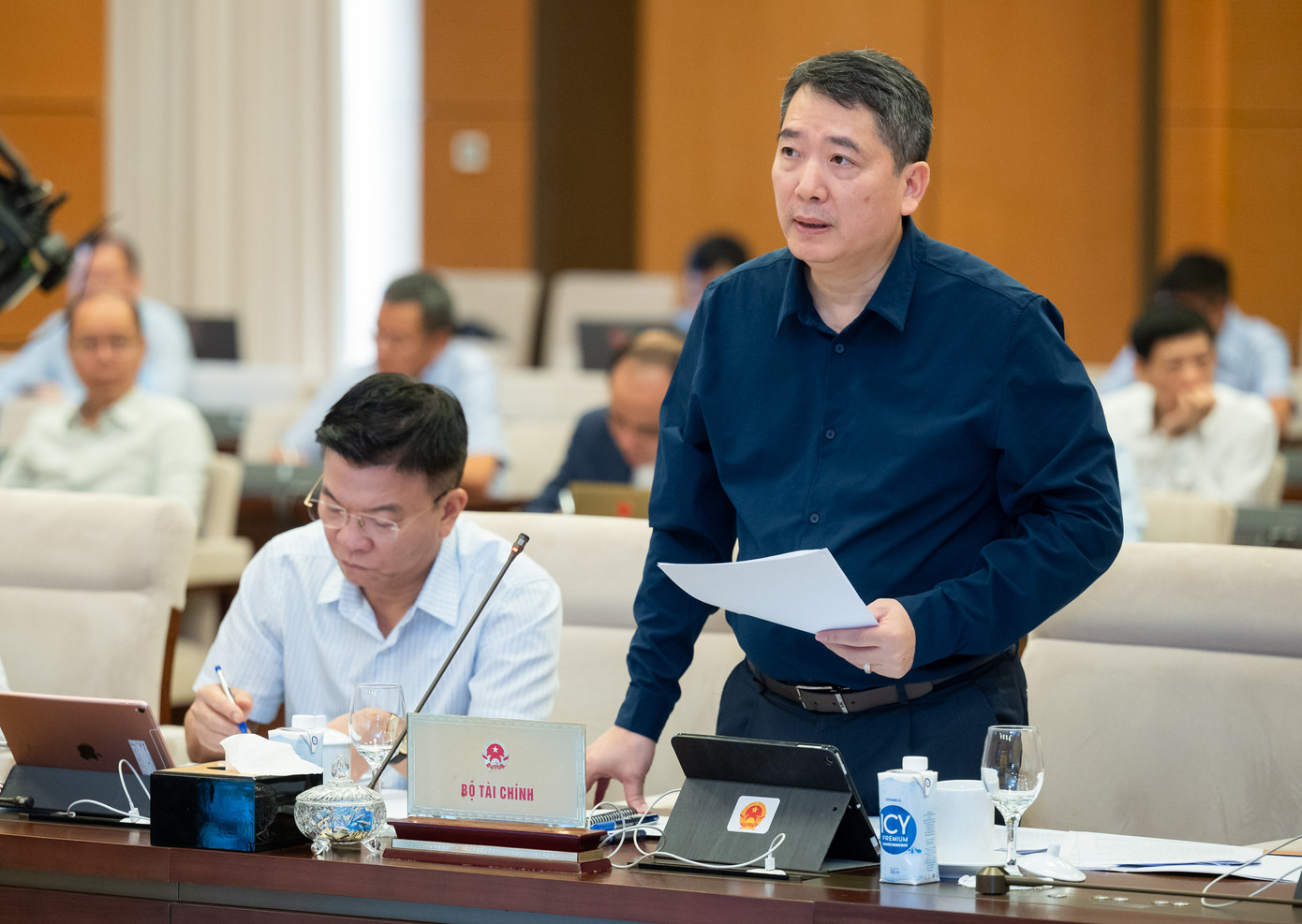 Thứ trưởng Bộ Tài chính Cao Anh Tuấn trình bày tờ trình tại phiên họp Thứ trưởng Bộ Tài chính Cao Anh Tuấn trình bày tờ trình tại phiên họp