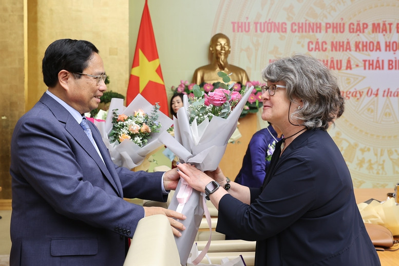 Thủ tướng tặng hoa các nữ đại biểu tham dự cuộc gặp mặt. Ảnh: Nhật Bắc Thủ tướng tặng hoa các nữ đại biểu tham dự cuộc gặp mặt. Ảnh: Nhật Bắc