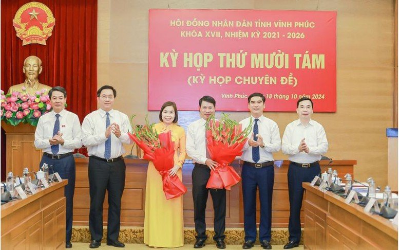 Ông Nguyễn Khắc Hiếu và bà Phùng Thị Kim Nga nhận hoa chúc mừng của các đại biểu Ông Nguyễn Khắc Hiếu và bà Phùng Thị Kim Nga nhận hoa chúc mừng của các đại biểu