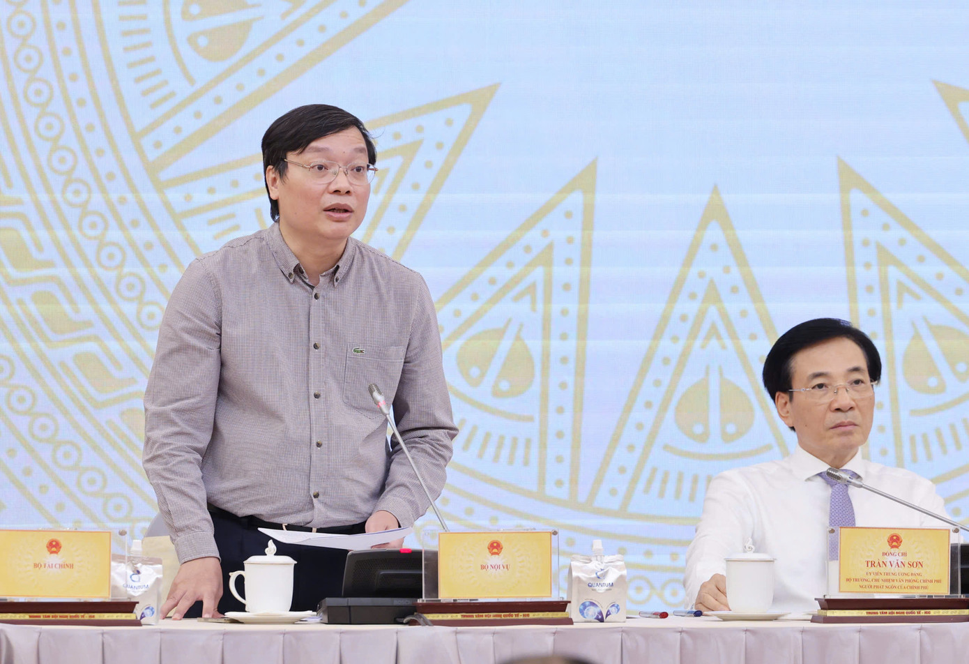 Thứ trưởng Bộ Nội vụ Trương Hải Long trả lời tại họp báo. Ảnh: Như Ý Thứ trưởng Bộ Nội vụ Trương Hải Long trả lời tại họp báo. Ảnh: Như Ý