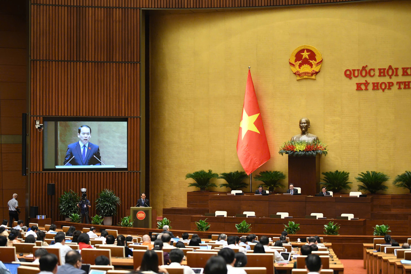 Chủ nhiệm Ủy ban Pháp luật Hoàng Thanh Tùng trình bày báo cáo thẩm tra. Ảnh: Như Ý