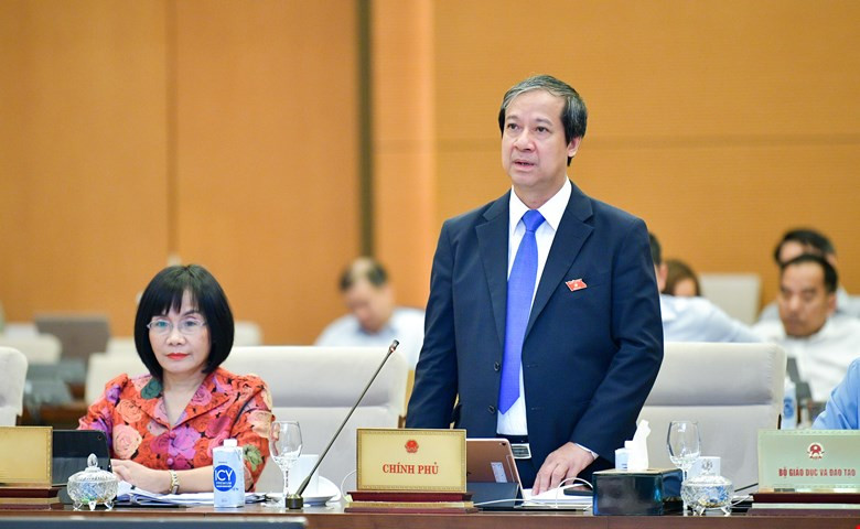 Bộ trưởng GD&amp;ĐT Nguyễn Kim Sơn tại phiên họp Ủy ban Thường vụ Quốc hội