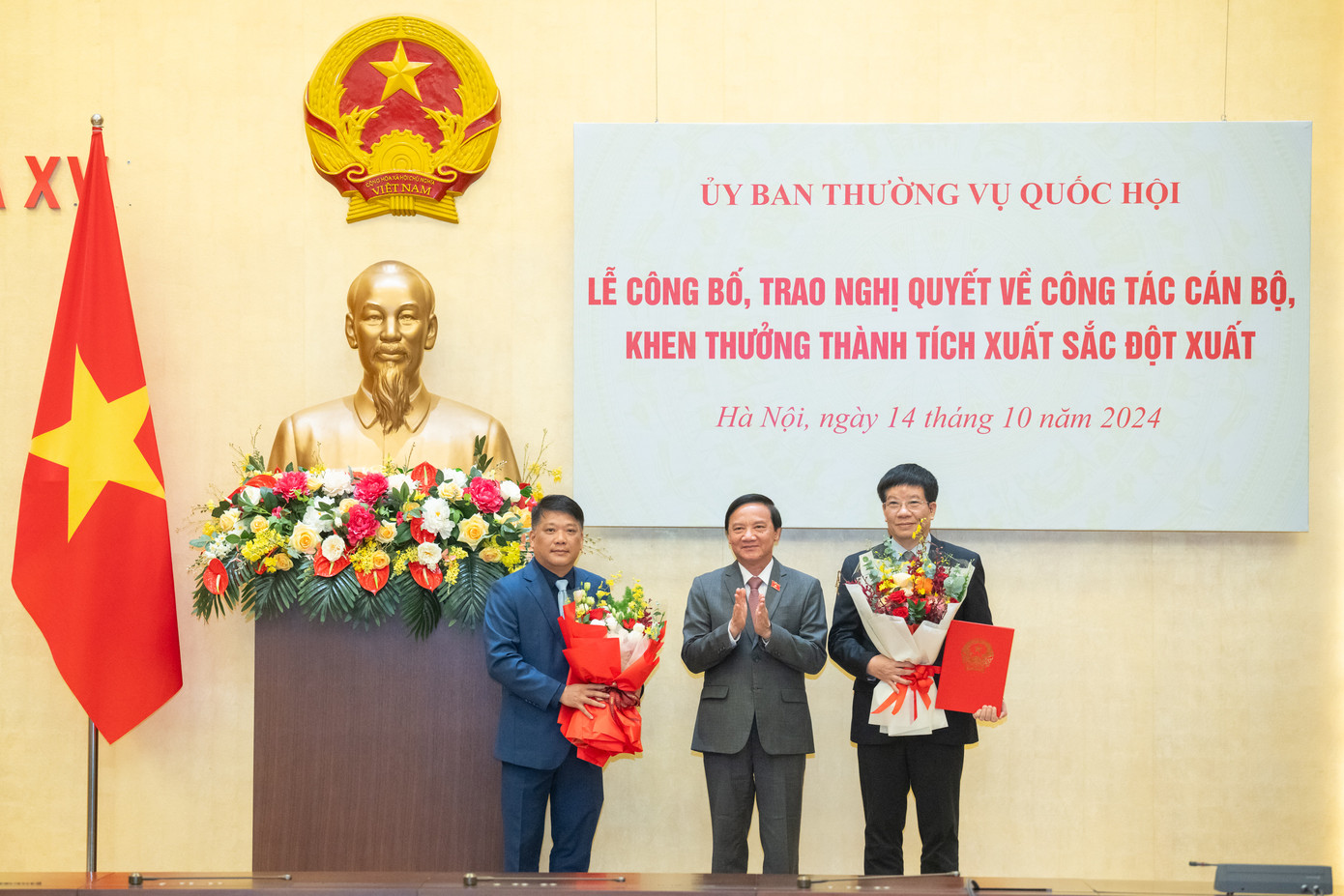 Phó Chủ tịch Quốc hội Nguyễn Khắc Định trao Nghị quyết về công tác cán bộ. (Ảnh: QH) Phó Chủ tịch Quốc hội Nguyễn Khắc Định trao Nghị quyết về công tác cán bộ. (Ảnh: QH)