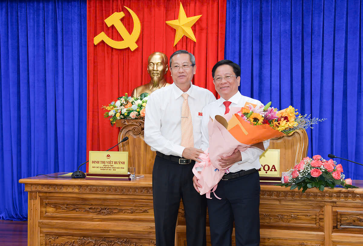 Chủ tịch HĐND tỉnh An Giang Lê Văn Nưng tặng hoa chúc mừng ông Hồ Văn Mừng. Ảnh: GIA KHÁNH Chủ tịch HĐND tỉnh An Giang Lê Văn Nưng tặng hoa chúc mừng ông Hồ Văn Mừng. Ảnh: GIA KHÁNH