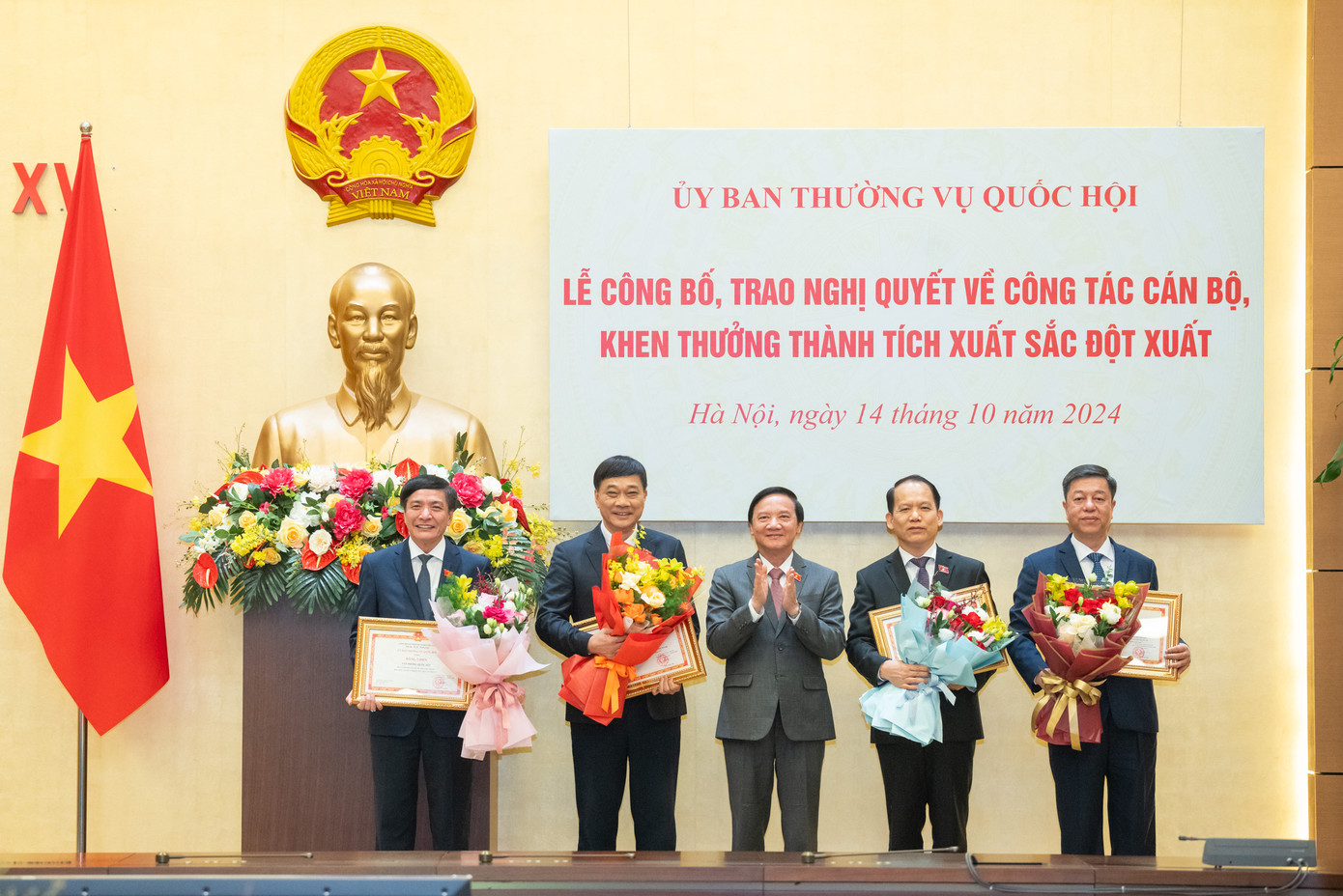 Phó Chủ tịch Quốc hội Nguyễn Khắc Định trao bằng khen cho các tập thể, cá nhân. (Ảnh: QH) Phó Chủ tịch Quốc hội Nguyễn Khắc Định trao bằng khen cho các tập thể, cá nhân. (Ảnh: QH)
