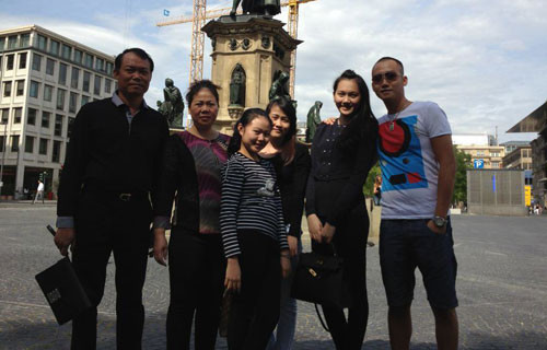 Ngọc Thạc chụp ảnh cùng bố chồng trong một chuyến du lịch nước ngoài