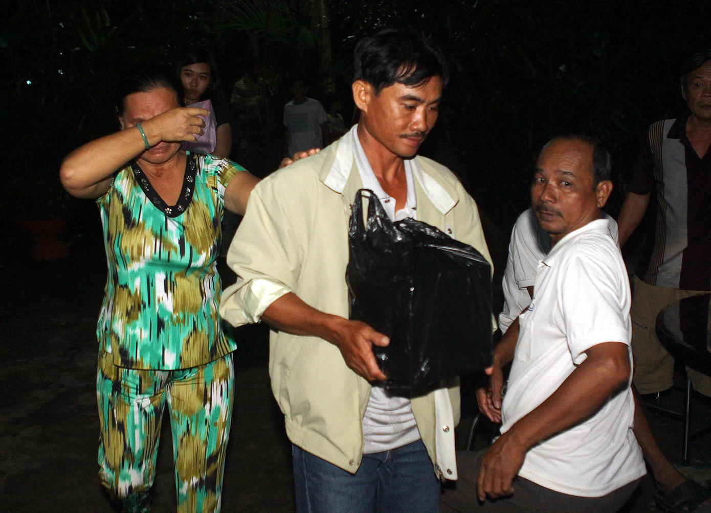 Anh hai Võ Văn Hiệp ôm tro cốt về tới nhà.