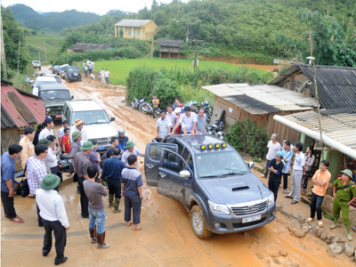 Hơn 100 người gồm bộ đội, công an, dân quân tự vệ, y bác sĩ, cùng nhân dân bản địa đã được huy động tìm kiếm các nạn nhân