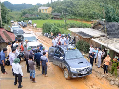 Hơn 100 người gồm bộ đội, công an, dân quân tự vệ, y bác sĩ, cùng nhân dân bản địa đã được huy động tìm kiếm các nạn nhân