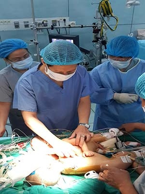 Bắt đầu ca phẫu thuật