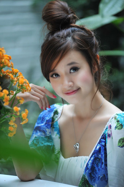 Khuôn mặt búp bê của Midu rất hợp với kiểu tóc búi cao cùng tóc mái lệch