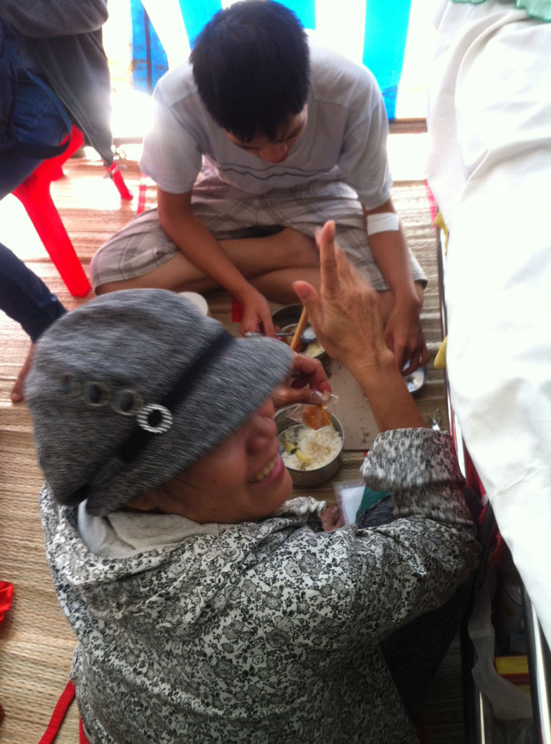 Chị Huyền và con trai Nguyễn Viết Khuê nằm ở hành lang để nhường giường bệnh trong phòng cho những bệnh mà Khuê nói “nặng hơn mình”