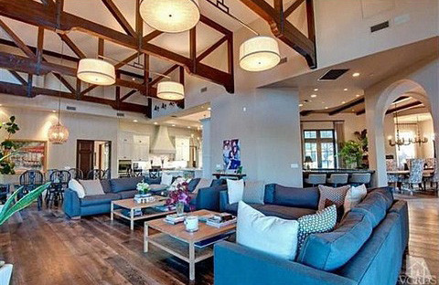 Phòng khách ấm cúng, lộng lẫy Bể bơi ngoài trời rộng rãi Phòng bếp đầy đủ tiện nghi Phòng ăn liền kề với một quầy bar trong nhà. Phòng khách ấm cúng, lộng lẫy Bể bơi ngoài trời rộng rãi Phòng bếp đầy đủ tiện nghi Phòng ăn liền kề với một quầy bar trong nhà.