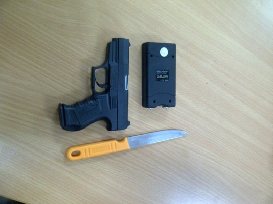 Súng giả, dao gọt hoa quả và dùi cui điện được Dũng sử dụng làm phương tiện gây án