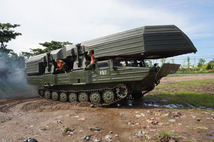 Xe đặc chủng cơ động ra bãi tập
