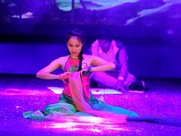 Mỗi tiết mục múa lại gắn với những nét văn hóa khác nhau