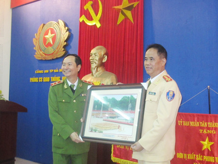 Trung tướng Phạm Quý Ngọ - Thứ trưởng Bộ Công an tặng ảnh lưu niệm, biểu dương những thành tích CATP Hà Nội và Phòng CSGT Hà Nội