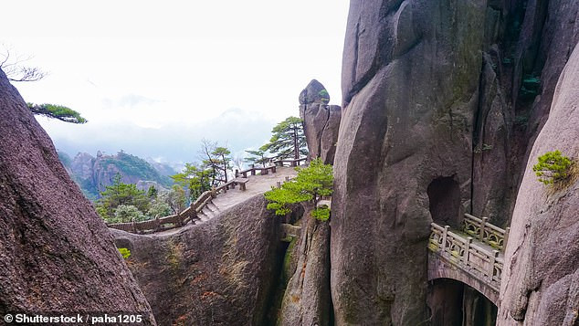 Cây cầu có độ cao 518m so với mặt đất. Cây cầu có độ cao 518m so với mặt đất.