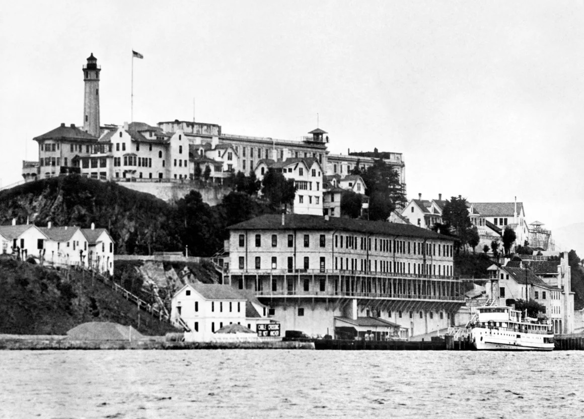Quang cảnh đảo Alcatraz và nhà tù ở Vịnh San Francisco từ những năm 1930.