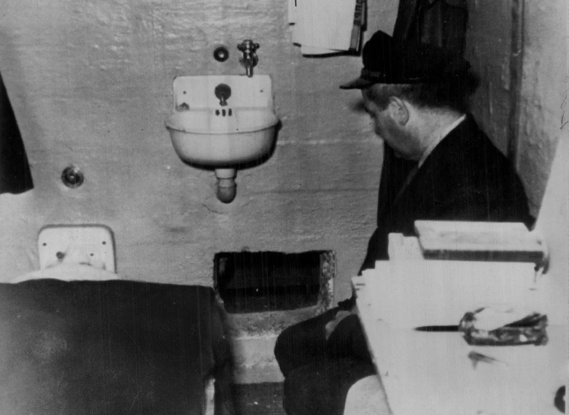 Những tội phạm ở nhà tù Alcatraz thường khó kiểm soát hoặc có nguy cơ trốn trại cao.