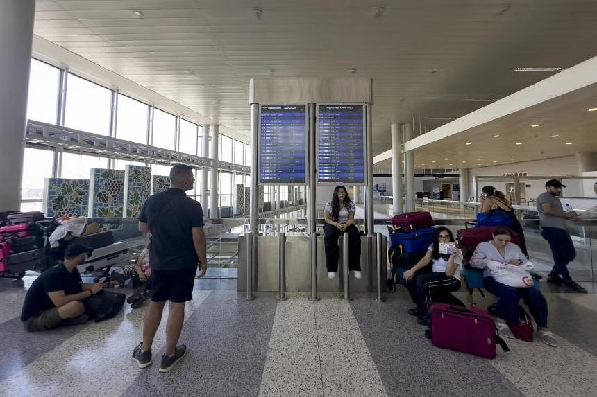 Hành khách chờ đợi tại sân bay quốc tế Rafik Hariri ở Beirut sau khi chuyến bay của họ bị hủy vào ngày 2/7. Ảnh: The Straitstimes. Hành khách chờ đợi tại sân bay quốc tế Rafik Hariri ở Beirut sau khi chuyến bay của họ bị hủy vào ngày 2/7. Ảnh: The Straitstimes.
