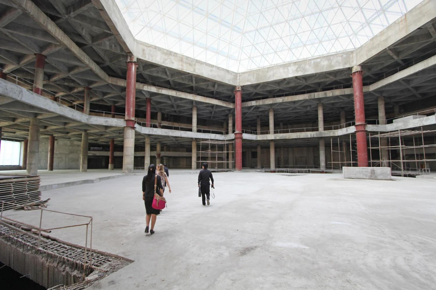 Du khách tham quan tầng cao nhất của khách sạn Ryugyong. Ảnh: NBC News. Du khách tham quan tầng cao nhất của khách sạn Ryugyong. Ảnh: NBC News.