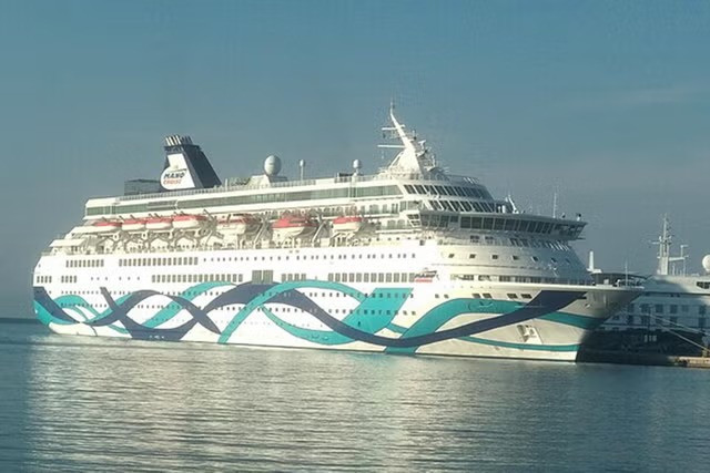 Crown Iris, một tàu du lịch của Israel do Mano Maritime điều hành, đã sơ tán được hơn 1.000 du khách trẻ quốc tế.