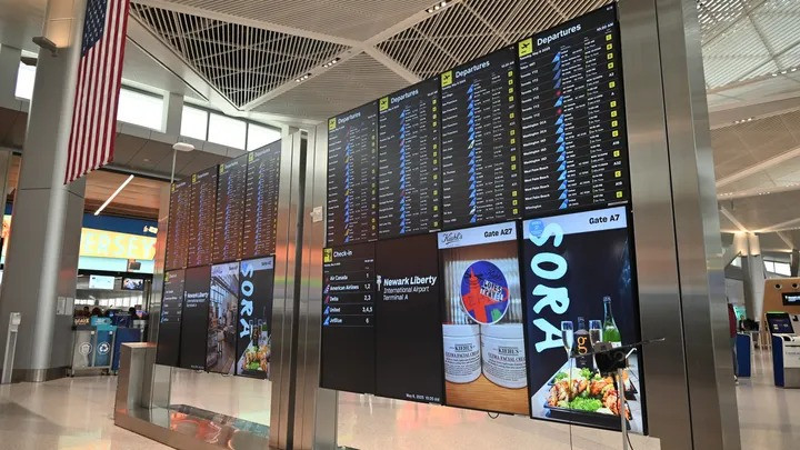 Quang cảnh bên trong sân bay Newark khi hành khách phải đối mặt với tám ngày liên tiếp bị chậm trễ lớn, United Airlines hủy các tuyến bay và thiếu hụt nhân sự tại Newark, N.J.vào ngày 6/5. Quang cảnh bên trong sân bay Newark khi hành khách phải đối mặt với tám ngày liên tiếp bị chậm trễ lớn, United Airlines hủy các tuyến bay và thiếu hụt nhân sự tại Newark, N.J.vào ngày 6/5.